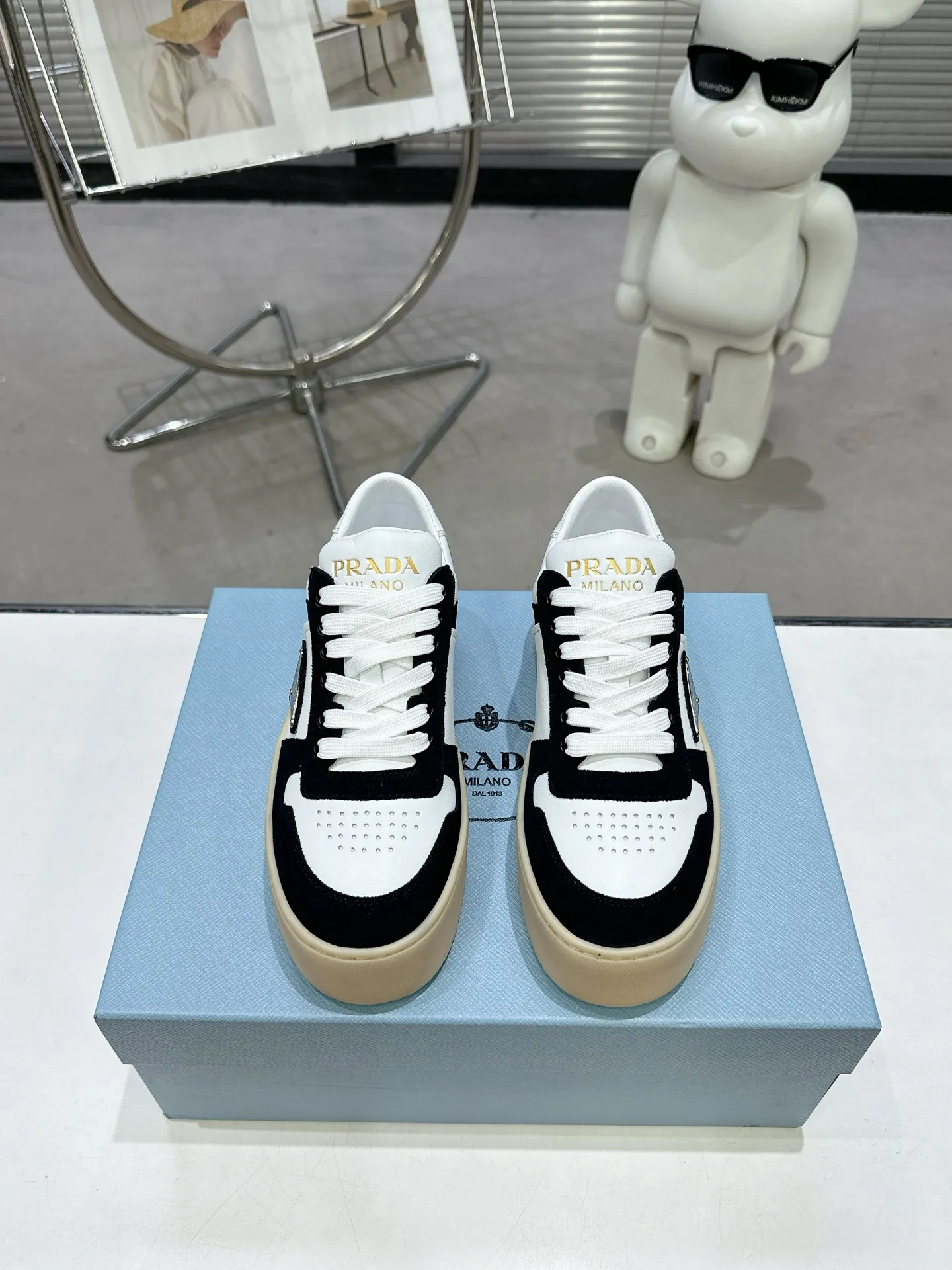 👟👟Ex-factory price 600👟👟 Prada Latest Downtown Bold series Thick-soled Platform Shoes Triangle Logo Casual Sports Shoes White Shoes Original purchase, development and production Downtown Bold sneakers are inspired by the basketball shoes of the 1980s, with sporty design and exquisite details. Crafted from perforated leather, the statement platform sole provides a unique, modern style. The Prada logo is interpreted from different angles, decorated with the iconic enameled triangular metal logo, highlighting the unique classic style. Exquisite packaging at the delivery counter🛍📦 ▪️Fabric: Original custom imported first-layer cowhide ▪️Inner lining: Original imported sheepskin ▪️Outsole: Original open-molded ultra-light foam material ▪️Sole thickness: 4.5CM ▪️Size: Women's 35-40